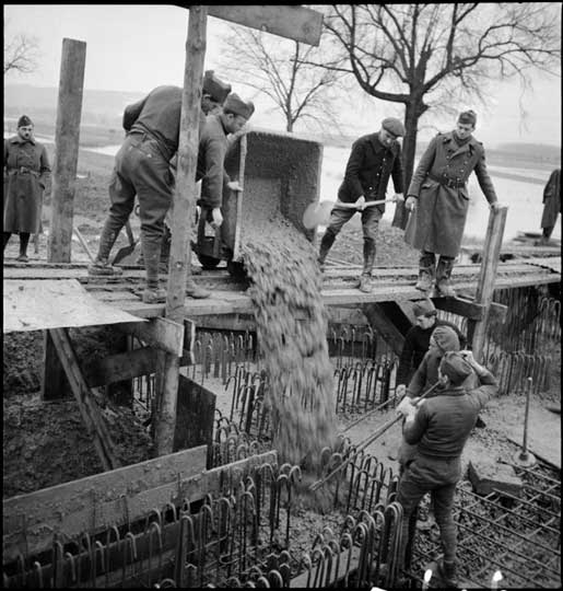 Des soldats et ouvriers construisent un ouvrage fortifié de la ligne Maginot en Moselle 1939