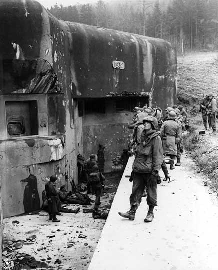 Troupes américaines inspectant les fortifications en 1944 (bloc 11 de l'ouvrage du Hochwald) 1944