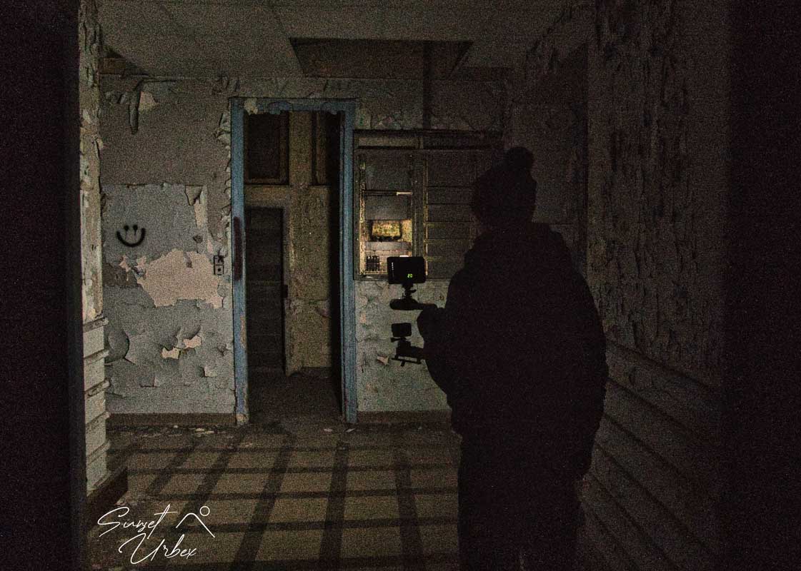 Explorateur dans les couloirs du sanatorium
