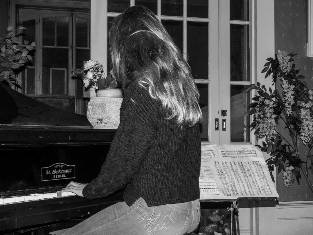 fille jouant du piano