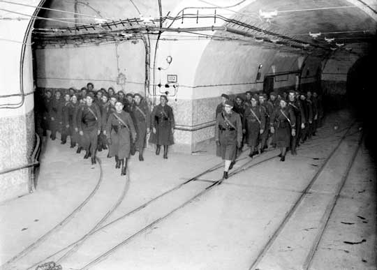 Défilé dans les souterrains de l'ouvrage du Hackenberg 1939