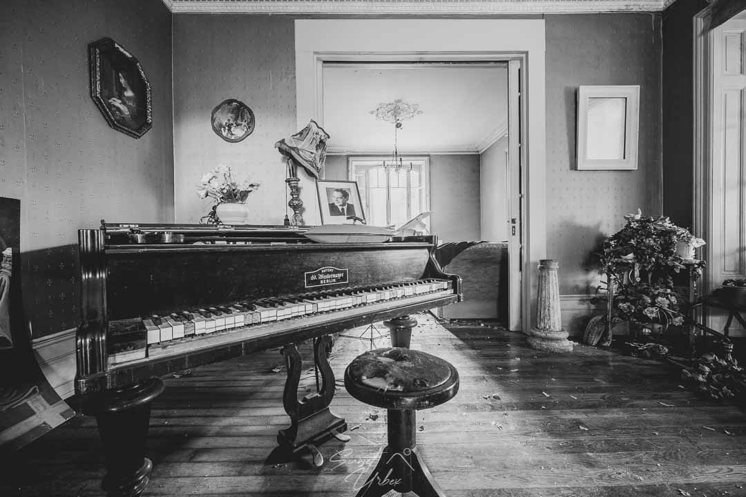 le piano noir du château banana
