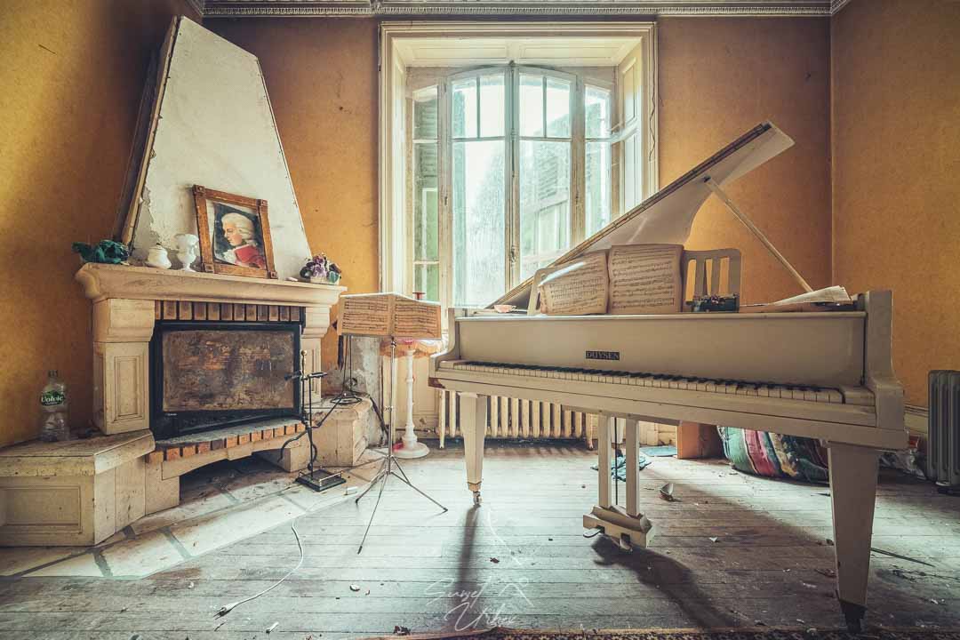 château banana piano et cheminée