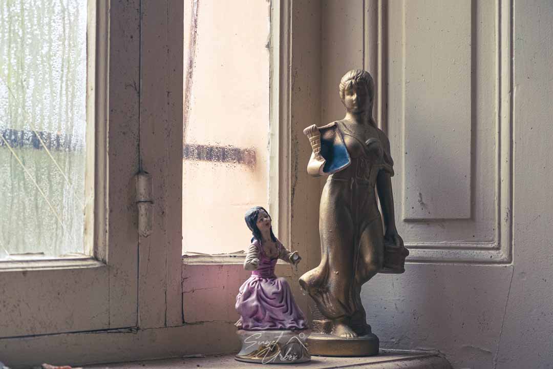 des statuettes au château banana