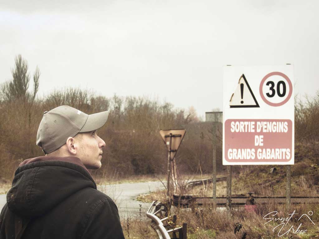 Homme devant un panneau à Mittal Gandrange