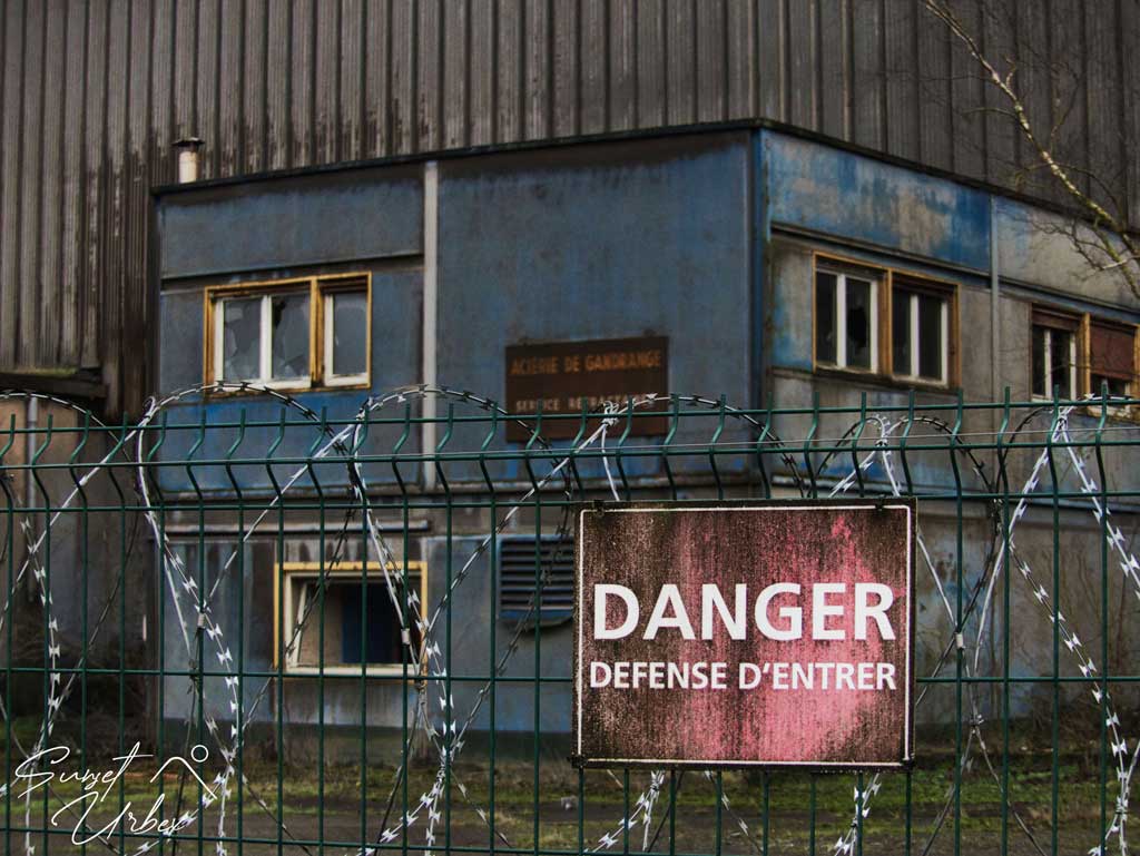 Grillage et bureaux à Mittal Gandrange