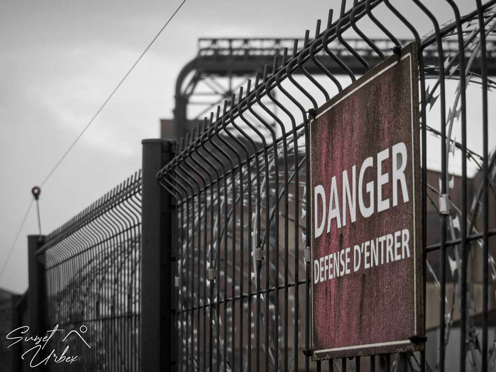 grillage et pancarte DANGER à Mittal Gandrange