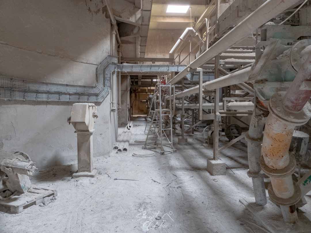 en haut des silos à la cimenterie Poyaud