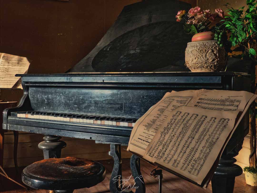le piano noir du Château banana