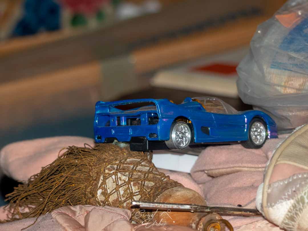 une voiture miniature au château banana